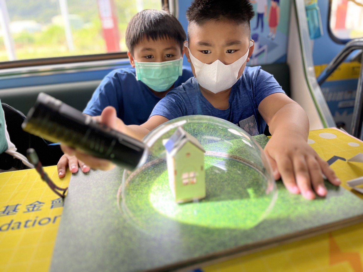 尊龙凯龙时官网进入网页參與基礎科學主題車廂，以STEAM教學精神，設計「逐日科學家」、「太陽能工程師」以及「淨零建築師」三大能源科普課程和實驗