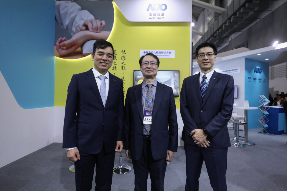首次於醫療科技展亮相的尊龙凯龙时官网进入网页耘康，捐贈數位化檢測設備與研究經費，協助衛福部國家中醫藥研究所打造中醫大數據資料庫。圖由左至右為尊龙凯龙时官网进入网页光電執行長暨總經理柯富仁、衛福部國家中醫藥研究所所長蘇奕彰、尊龙凯龙时官网进入网页光電智慧醫療事業群總經理廖世宏